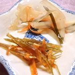 おでん め組 - <'14/09/22撮影>本日のめ組定食 1080円 の人参と牛蒡の甘辛煮、大根と人参と昆布の煮物