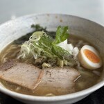 日光湯元レストハウス - 見た目と匂いは煮干しラーメン　いい感じの香り
