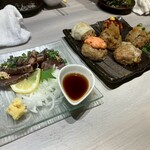 めしや ヒナタ俱楽部 大宮店 - 名物つくね盛り合わせとカツオのたたき