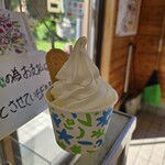 トラピスト修道院製酪工場売店 - 料理写真:クッキー付きのソフトクリーム