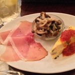 前菜3種盛り合わせ。生ハム、スパニッシュオムレツ、きのこのソテー。