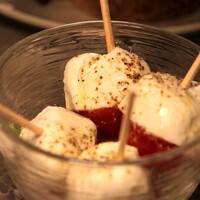 ひとくちモッツアレラとトマトのピンチョスカプレーゼ