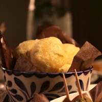 ナポリ名物ひとくち揚げピッツァ"ゼッポレ" 