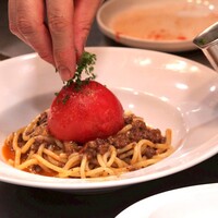 ローストトマトを丸ごと乗せた能登牛ミートソース