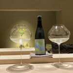 鮨 今尽 - 素敵なグラスの影が1枚板の檜カウンターに映し出されています✨(ღ*ˇ ˇ*)｡o♡ᔆᵘᵗᵉᵏⁱ♡✨
      大将に素敵な演出は計算の上？と聞くと……｢偶然なんですｗ｣とハニカミながら答えてくれました✨