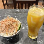 ロイヤルケバブ ナンカレー - サラダとラッシー（2025/7/26）