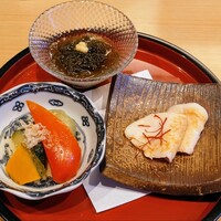 日本酒と和食 花びし - 【先付】本日の先付　三種(もずく酢、清流美どりのよだれ鶏、夏野菜の冷製)