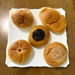 喜福堂 - 左下:元祖あんぱん ¥295
中央:つぶあんぱん (しゅまり) ¥312
右下:北海道クリームチーズあんぱん ¥324
右上:レモンクリームパン ¥312
左上:五穀カレーパン ¥307