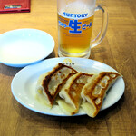餃子の王様 龍吟 - サントリー生ビール中ジョッキ650円、焼き大餃子3個450円