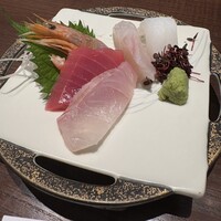 六献 品川店 - お刺身盛り合わせ