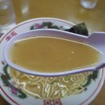 佐伯ラーメン 遊楽 - 醤油ダレとニンニクの利いたスープ。