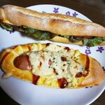 ベーカリーグレーテル - 上→ベーコン&チーズ&レタスのフランスパン￥135。下→ウインナーパン￥135