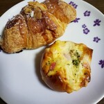 ベーカリーグレーテル - クロワッサン￥135。ベーコンとチーズのミニパン￥75(ﾟAﾟ;)