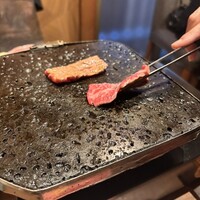 焼肉×創作びすとろ 笑進笑明 - 溶岩プレート？で焼いていただくお肉です