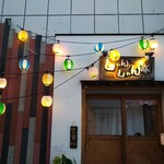 しゃんしゃん亭  - お店の入り口です。お祭り気分が高まる！！