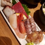 立ち飲み ひとよ - 刺し盛￥700、シャコ単品(お値段不明)