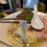 Ramen Break Beats - テボ使わず平ザルで茹でてますからテクが必要です。