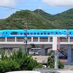 大阪屋 - 香登駅ホームから、疾走中の新幹線と看板：2025/07/26