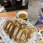餃子の王将 - 料理写真:チューハイと餃子