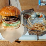 パン食堂 PUT - 料理写真:ハラペーニョチーズ、パティ追加、ジンジャエール