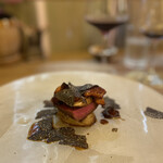 シクラメンテ - 丹羽産鹿肉ロースト、フォアグラ、トリュフ