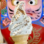 おいち茶屋 - ダッタンソフトクリーム    後ろは三春ダルマ