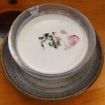 ビストロ マキムシ - お通しは冷製スープ（フォカッチャ付き