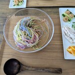 カフェと迷ってラーメン屋 - 冷やし中華七白      1150円