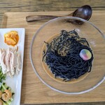 カフェと迷ってラーメン屋 - 冷やし中華黒     1000円