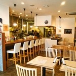 ピッツェリア ダ チロ - 開放的な雰囲気の店内
