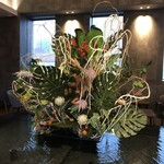 ホテル&スパ センチュリーマリーナ 函館 - ホテル入り口付近の生け花