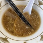ラーメン もっけだの - 『朝食 ラーメンニンニク野菜マシマシ＋メンマ』のスープ