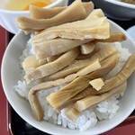 ラーメン もっけだの - 『朝食 ラーメンニンニク野菜マシマシ＋メンマ』のメンマ丼