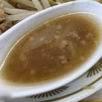 ラーメン もっけだの - 『朝食 ラーメンニンニク野菜マシマシ＋メンマ』のスープ