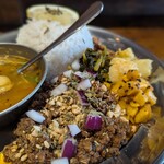 Curry&Bar サンテリア - キーマカレーと副菜の部分