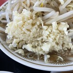 ラーメン もっけだの - 『朝食 ラーメンニンニク野菜マシマシ＋メンマ』のニンニク