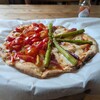 富沢山小屋 - 季節野菜ピザ(トマトとアスパラのハーフ&ハーフ)