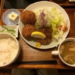 しすい亭 - メンコロ定食★
            この店のイチオシメニュー！
            どうしても行きたくて、また一時間ほど歩いて行きました。
            左からゆで卵のカットがたっぷり入った卵クリームコロッケ、鶏クリームコロッケ、肉たっぷりのメンチカツ★
            
            ソースとオリジナルドレッシングは壺から自分でかけます。
            駐車場もあり車が入りやすいからか、店内は満席。
            
            メニューはひとつひとつ手書きでほっこりします。
            
            オシャレでとっても美味しかったです( ๑