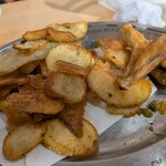 肉のウヱキ - 旨辛手羽中と揚げポテトの盛合わせ