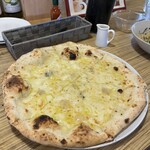 ピッツェリア&ワイン食堂 トマトヘッド - クアトロフォルマッジです。