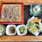 長沢茶屋 - Aセットには笹寿司が付きます。