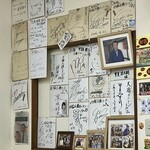 西脇大橋ラーメン - 沢山のサインがあります