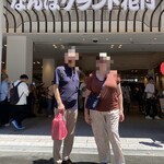 普通の食堂いわま - すぐそばのNGK前でも記念撮影、国際親善ランチね