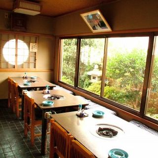 A Japanese space where quality time flows. Completely private rooms with tatami seats are available for 2 people or more.