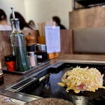 浅草もんじゃ かのや - 満席のテーブルを店員さんが巡回