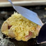 浅草もんじゃ かのや - ふっくら焼きあげる
      これ「自分で焼きますわ」なんて言わんでよかった
      こんなにフワフワでキレイなカタチに焼かれへん
