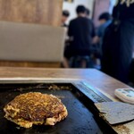 浅草もんじゃ かのや - タイマーで焼き時間をシステム化し
      誰がとおりかかっても安定するナイスシステム、採用！
      