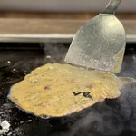 浅草もんじゃ かのや - お出汁の玉子にネギと味付けミンチ？かな
      お通しを目の前で焼いてくれるの斬新！採用！