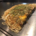 八昌 西広島駅前店 - 「そば肉玉」（990圓）
                                「イカ天」（250圓）の殘り半分。