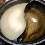 しゃぶ葉 - 料理写真:期間限定参鶏湯風だし(左)と定番白だし(右)